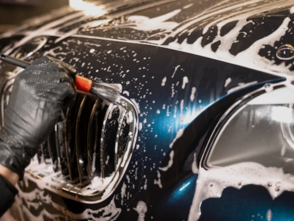 Detalhamento com pincel na grade frontal de um carro na Space Car