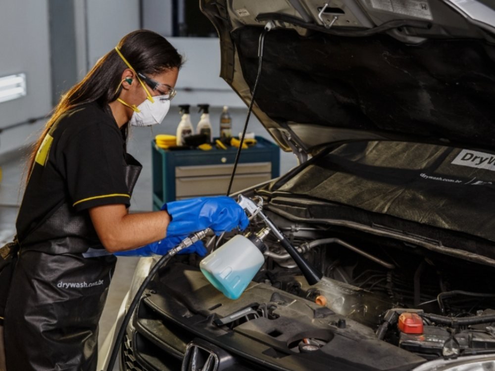 Profissional realizando lavagem técnica do motor de um veículo