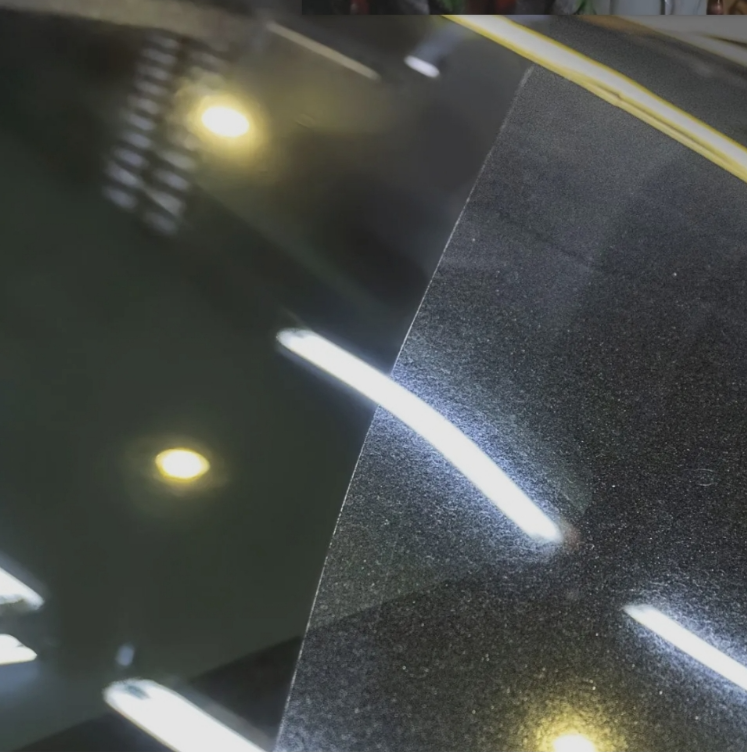 Comparativo de superfície tratada com reflexo nítido após remoção de marcas de chuva ácida
